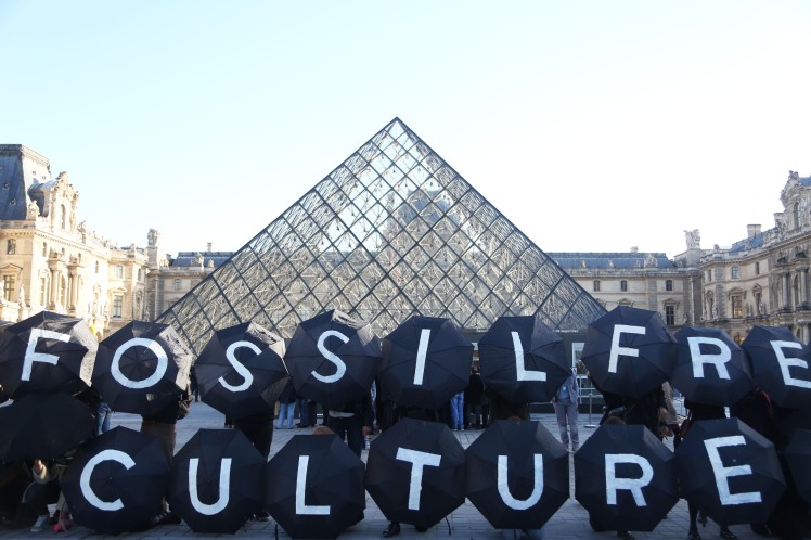 Climate campaigners outside the Musee du Louvre.  Photo: Kristian Buus (c)